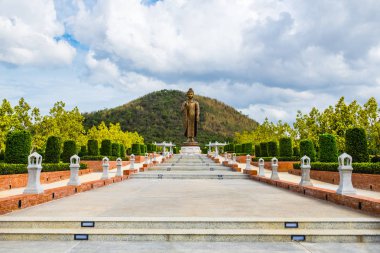 Thipsukontharam Tapınağı, huai krachao, kanchanaburi, Tayland Budist yerde doğal duran dev altın buddha
