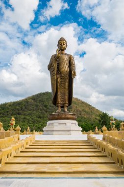 Thipsukontharam Tapınağı, huai krachao, kanchanaburi, Tayland Budist yerde doğal duran dev altın buddha