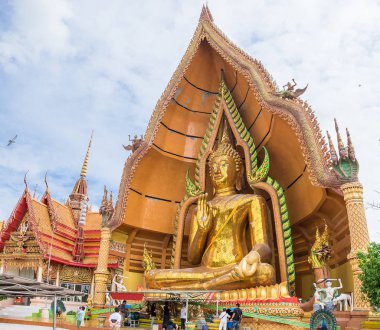 Altın büyük Buda heykelini tapınak wat tham sua, kanchanaburi, Tayland