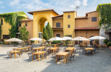 Restoran Cafe masa sandalye ve şemsiye büyük binada primo piazza, khao yai zarif ile