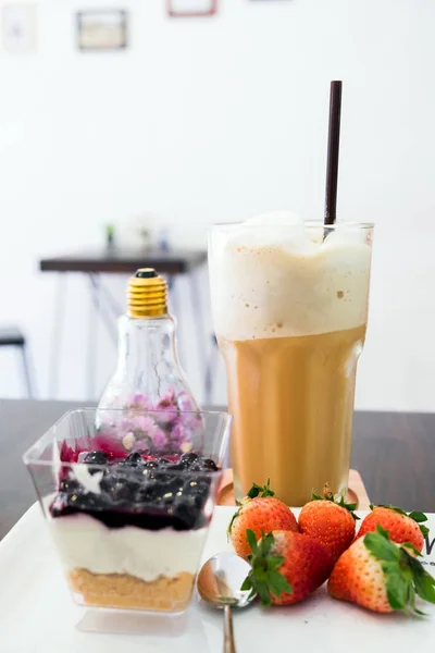 Caffè Cappuccino Mirtillo Dolce Frutta Fragola — Foto Stock