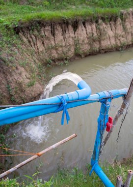 Mavi pompa boru su akışı kanal aşağı
