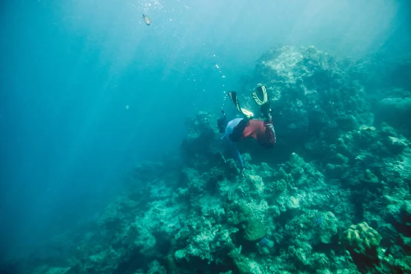 Man Duiken Snorkelen Rif Steen Met Vis Emerald Zee — Stockfoto