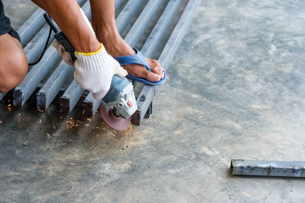 Trabajador Corte Metal Con Amoladora Chispas Durante Molienda Acero — Foto de Stock