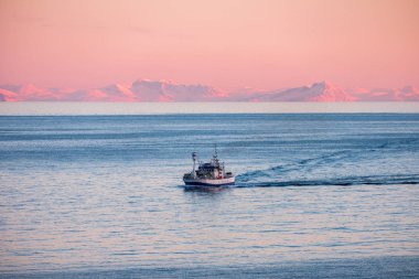 Kış sezonu gün batımında balık arctic deniz üzerinde seyir balıkçı teknesi