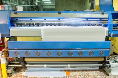Etiket kağıt fabrikasında çalışan büyük mürekkep püskürtmeli yazıcı