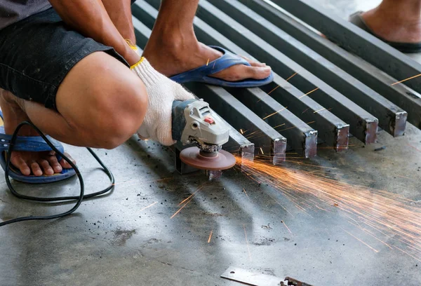 Trabajador Corte Metal Con Amoladora Chispas Durante Molienda Acero — Foto de Stock