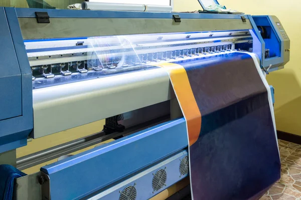 Grande Cabeça Impressora Jato Tinta Trabalhando Banner Vinil Azul — Fotografia de Stock