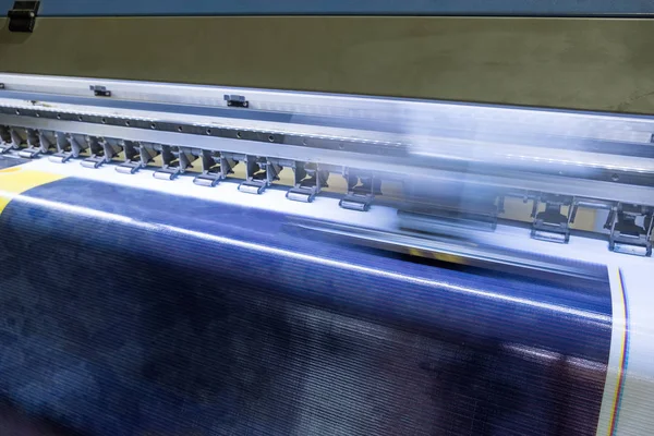 Cabezal Impresora Inyección Tinta Grande Trabajando Banner Vinilo Azul —  Fotos de Stock