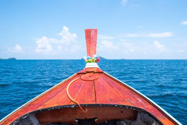 Açık longtail tekne ve mavi deniz ve gökyüzü