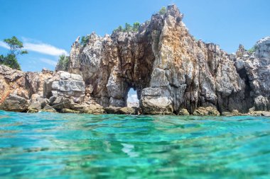 Rock uçurum Adası zümrüt denizde andaman Denizi