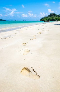 Beyaz kum ve kristal deniz lipe Adası'nda ayak izleri