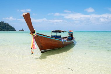Uzun kuyruk ahşap tekne çapa csytal beyaz deniz kum lipe Adası, andaman, Tayland