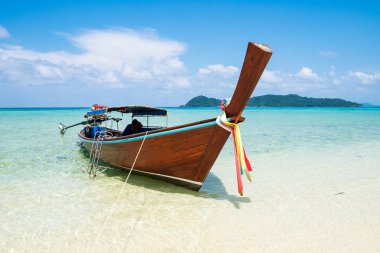 Uzun kuyruk ahşap tekne çapa csytal beyaz deniz kum lipe Adası, andaman, Tayland