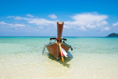 Uzun kuyruk ahşap tekne çapa csytal beyaz deniz kum lipe Adası, andaman, Tayland