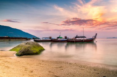 Sahilde long tail tekne ile renkli günbatımı lipe Island Park