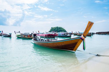 Grup uzun kuyruk tekne çapa sahil lipe Adası'nda ile deniz plaj