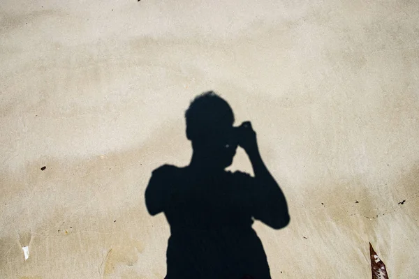 Silueta Hombre Stand Tomar Fotografía Arena Blanca — Foto de Stock