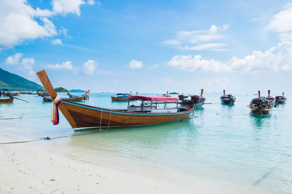 Plage Mer Avec Groupe Longue Queue Bateau Ancre Côte Île — Photo