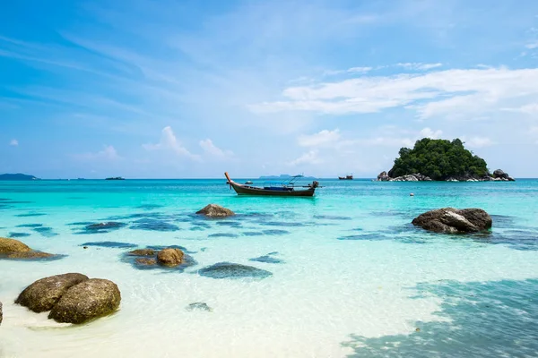 Bateau Queue Longue Sur Sable Blanc Mer Cristalline Île Lipe — Photo