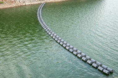 Weir tank float sıralanmış bağlı üzerinde Barajı