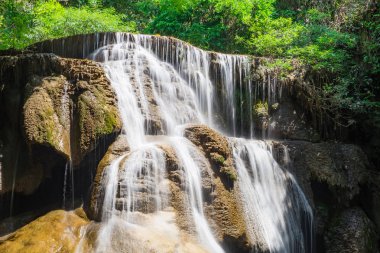 Şelale yumuşak doğal doğal huai, mae khamin ulusal park, kanchanaburi, Tayland