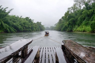 Longtail tekne ahşap Sal nemli river kwai ormanda sürükleyin