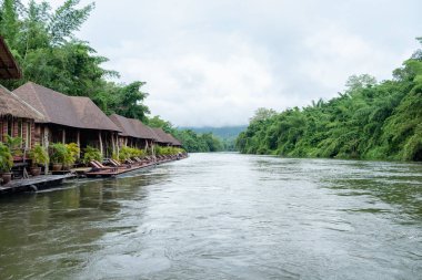 Resort ahşap ev yüzen ve dağ sis sai yok, kanchanaburi, Tayland, kwai Nehri üzerinde