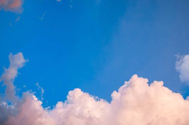 Mavi gökyüzü arka planda bulut