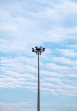 Yüksek elektrik direği ve bulut çizgili dalga üzerinde mavi gökyüzü