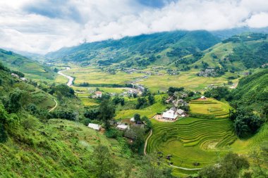 Sapa, Vietnam nehirde ile teraslı pirinç alan Tavan köyü bakış