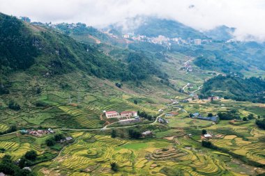 Vadide teraslı Sapa kenti Tavan köyü pirinç alan ile yukarıda