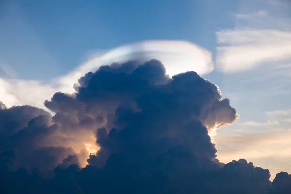 Облако Радуга Блеск Красочные Странные Голубом Небе — стоковое фото