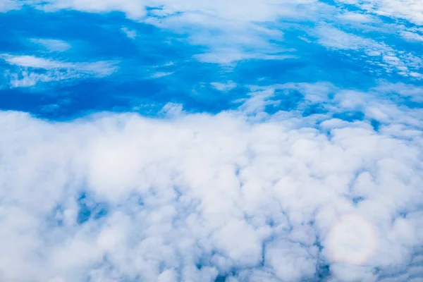 Wysoki Zachmurzony Błękitne Niebo — Zdjęcie stockowe