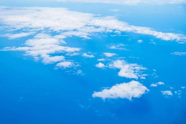 Wysoki Zachmurzony Błękitne Niebo — Zdjęcie stockowe