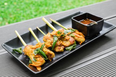 Tavuk kızartma zerdeçal şal limon otu sebze bitki ekşi soslu baharatlı Tayland Gıda plaka Kupası siyah Bahçe