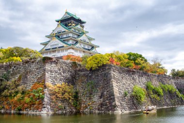 Osaka Kalesi mimari landmark eski tekne ile gölde sonbahar bahçe