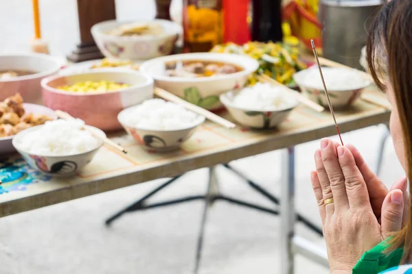 Mano Mujer Apretado Celebración Incienso Fesvital China Qingming —  Fotos de Stock