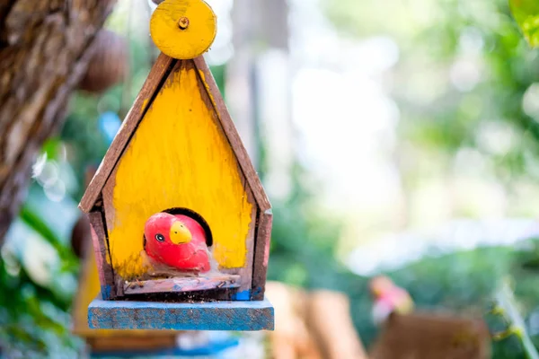 Amarelo Madeira Casa Ninho Pássaro Com Pássaro Vermelho Artesanato Pendurado — Fotografia de Stock