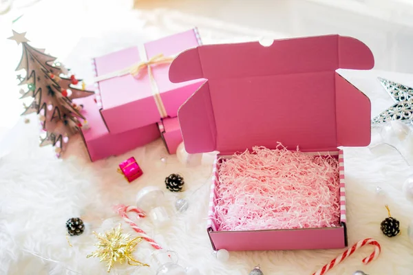 粉红色礼品盒打开蝴蝶结丝带与明亮的灯 糖果和明星在白色地毯上庆祝 — 图库照片