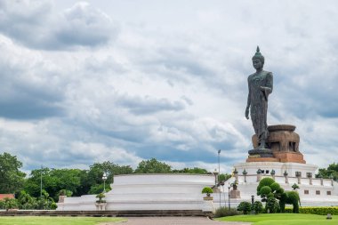 Buda heykelinin yanında dekore edilmiş Bahçe phutthamonthon, nakhon pathom, thailand