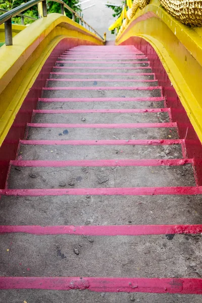 Tapınakta Aşağı Merdiven Kırmızı — Stok fotoğraf