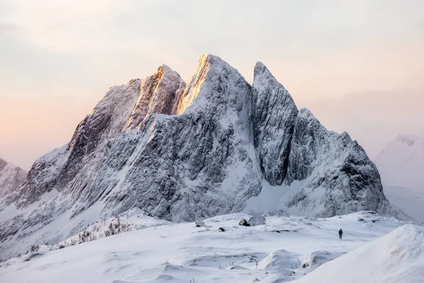 Μεγαλοπρεπή Χιονισμένο Βουνό Ορειβάτης Στο Hill Χιονιού Στο Sunrise Segla — Φωτογραφία Αρχείου