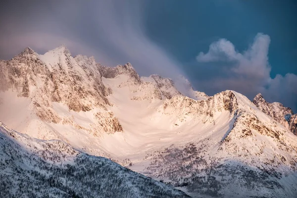 Nascer Sol Dourado Montanha Neve Com Nuvens Soprando Pico — Fotografia de Stock