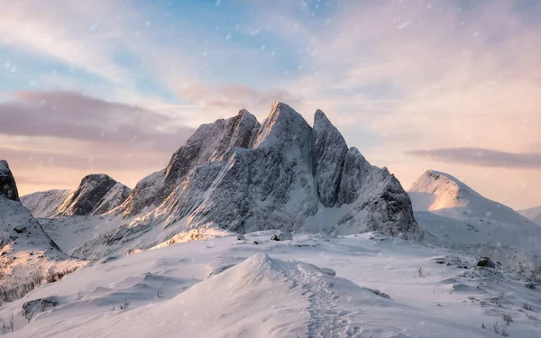 Πανόραμα Μαγευτική Οροσειρά Χιονόπτωση Στο Sunrise Πρωί Στο Νησί Segla — Φωτογραφία Αρχείου