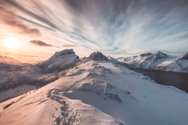 Landschaft Von Bunten Schneebedeckten Hügel Mit Fußabdruck Bei Sonnenaufgang Morgen — Stockfoto