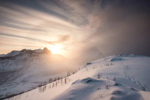 Kar Tepe Üzerinde Ayak Izi Ile Dağ Sunrise — Stok fotoğraf