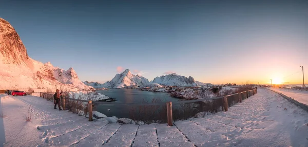 Panorama Zachodu Słońca Wiosce Rybackiej Ośnieżonych Górskich Reine Lofoty Norwegia — Zdjęcie stockowe