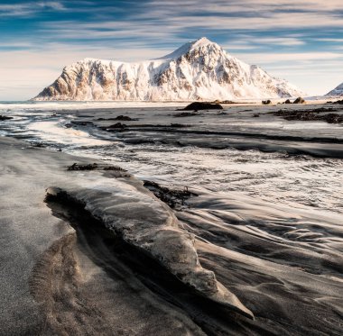 Gozlerime kum kar dağ ve Arktik Okyanusu mavi gökyüzünde gündoğumu sabah deniz manzarası. Skagsanden beach, Lofoten Adaları, Norveç