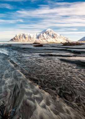 Gozlerime kum kar dağ ve Arktik Okyanusu mavi gökyüzünde gündoğumu sabah deniz manzarası. Skagsanden beach, Lofoten Adaları, Norveç